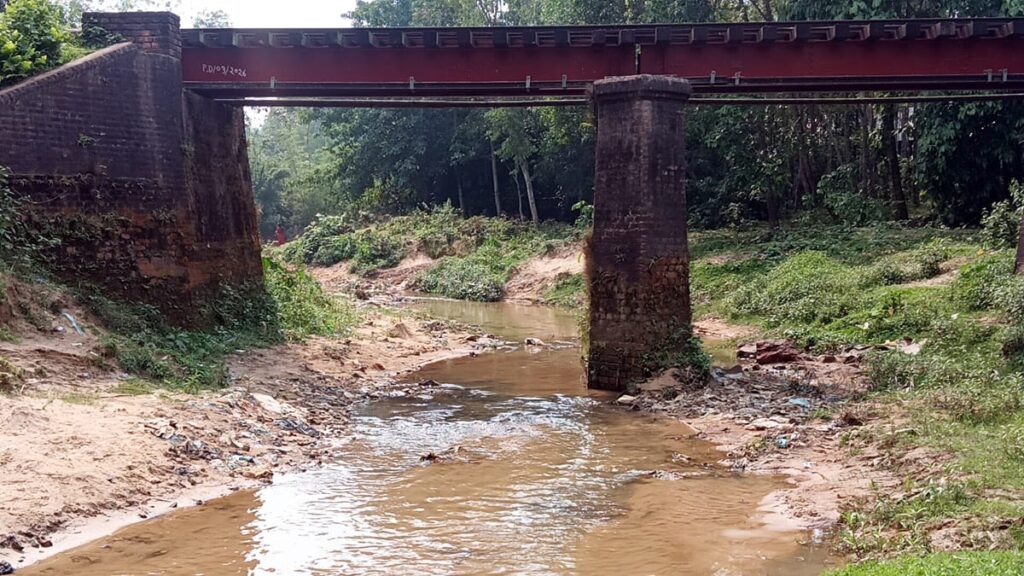 কুলাউড়ার বড়ছড়া থেকে অবাধে সিলিকা বালু উত্তোলন