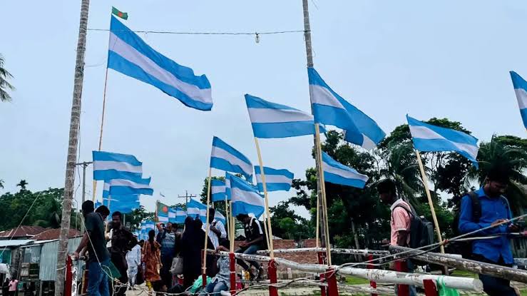 আর্জেন্টাইন সমর্থকদের টানানো পতাকায় ছেয়ে গেছে মেহেন্দীগঞ্জ