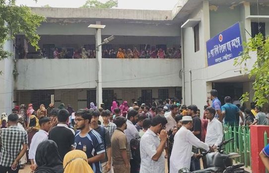 লক্ষ্মীপুরে তিন মেয়েসহ মাকে কুপিয়ে হত্যা, অভিযুক্ত যুবক গণপিটুনিতে নিহত
