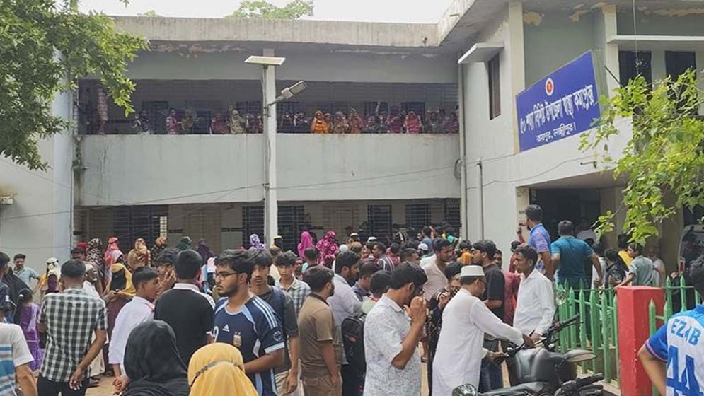 লক্ষ্মীপুরে তিন মেয়েসহ মাকে কুপিয়ে হত্যা, অভিযুক্ত যুবক গণপিটুনিতে নিহত