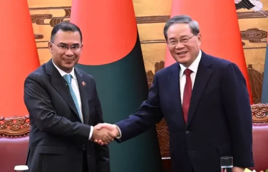 বেইজিংয়ে প্রধানমন্ত্রীকে লাল গালিচা সংবর্ধনা