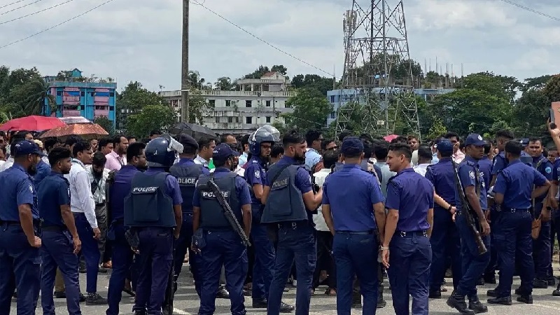 চট্টগ্রামের আনোয়ারায় ইসলামী ব্যাংকের চাকরিচ্যুত কর্মীদের বিক্ষোভ