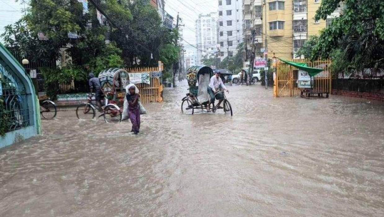 ভারী বৃষ্টিতে কয়েক অঞ্চলে বন্যার শঙ্কা