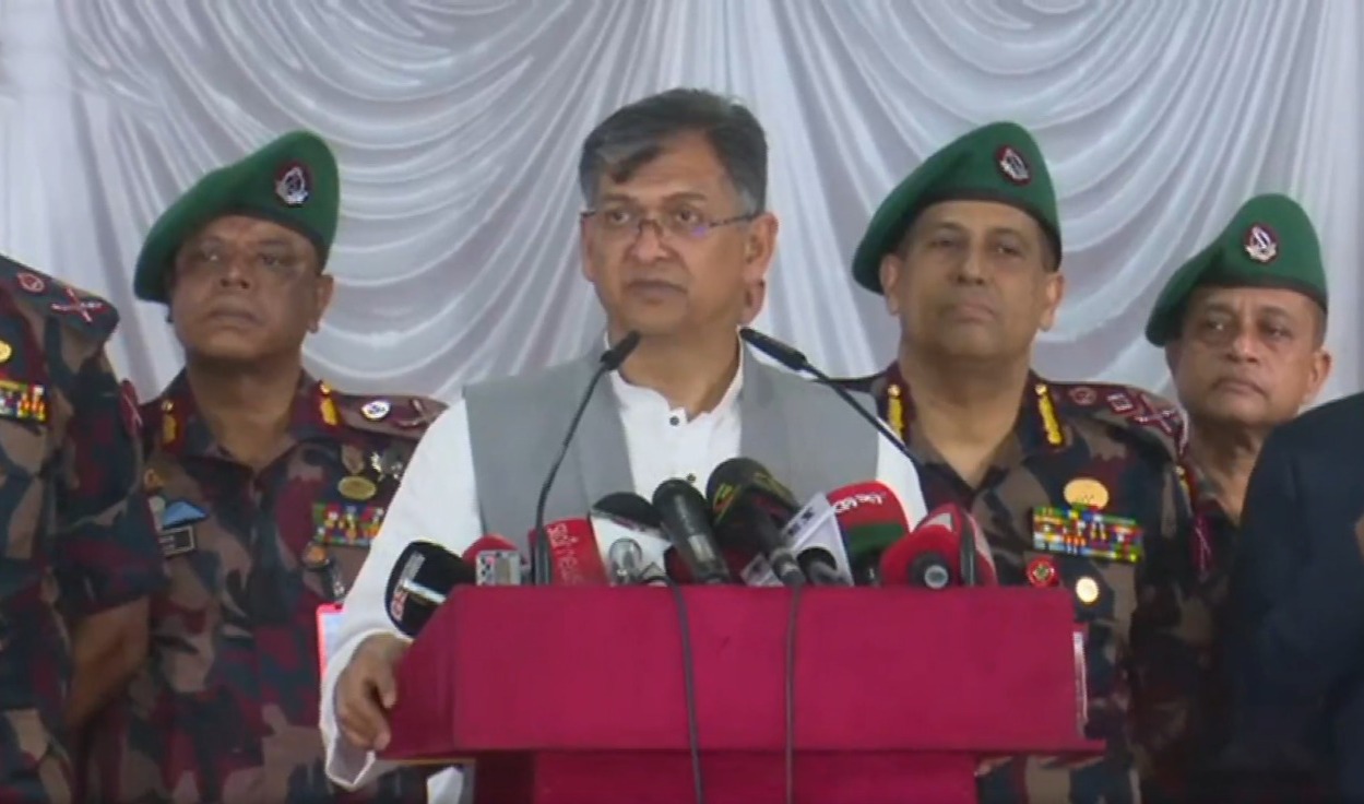 সীমান্তে বিজিবিকে সর্বোচ্চ সতর্ক থাকার নির্দেশ স্বরাষ্ট্রমন্ত্রীর