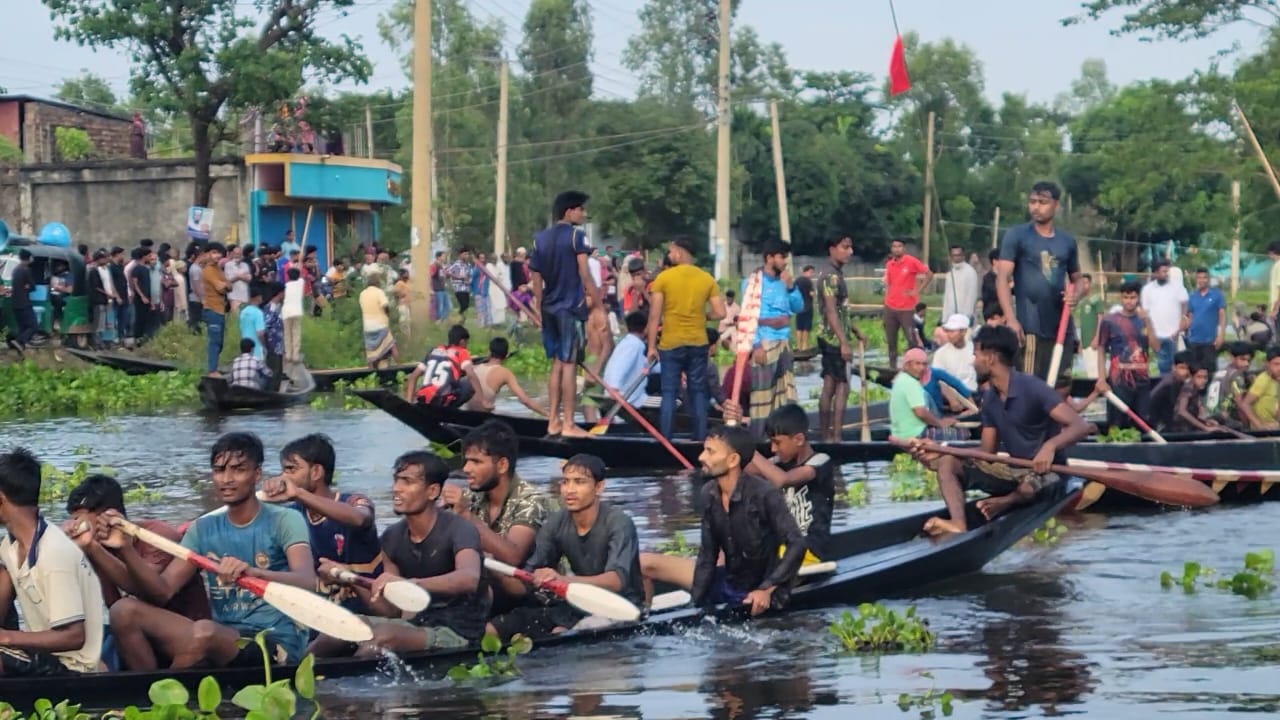 হাকালুকি হাওরে ঐতিহ্যবাহী নৌকা বাইচ প্রতিযোগিতায় হাজারো মানুষের ঢল