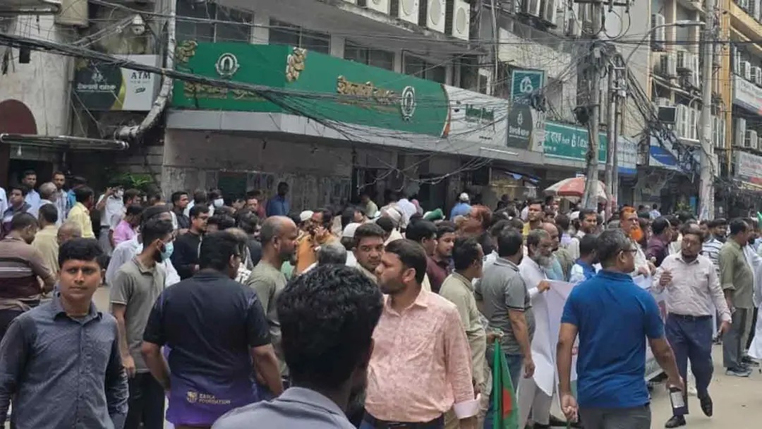 ইসলামী ব্যাংকের সামনে চাকরি ফেরত চেয়ে অবস্থান, গ্রাহকদের পাল্টা কর্মসূচি