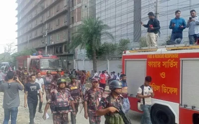 টঙ্গীতে ওষুধ কারখানায় আগুন নিয়ন্ত্রণে যোগ দিয়েছে বিজিবি
