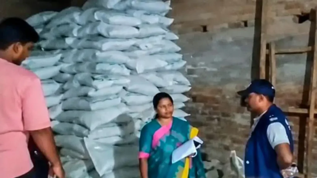 অবৈধভাবে মজুত করা ১৫০০ বস্তা সার জব্দ, গোডাউন সিলগালা
